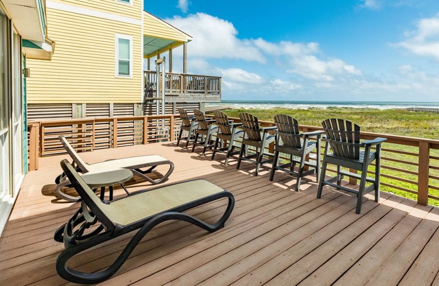 Beachfront Beauty w/2 Decks, No Bunk Beds, Open Plan & 220V NEMA 14-50 Charger