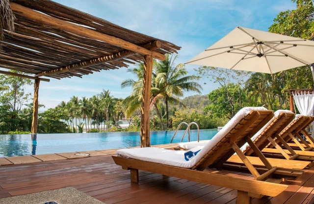 Beachfront Bliss! Private Beach and Spa Access. Daily Maid Service.