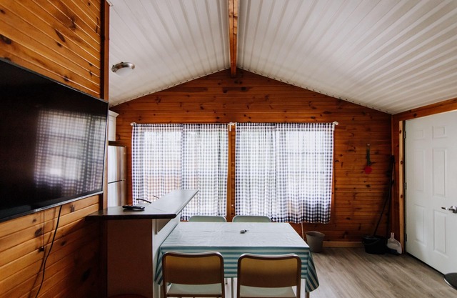BEACHFRONT COTTAGE IN WASAGA BEACH - SANDPIPER BEACH RESORT - COTTAGE # 5