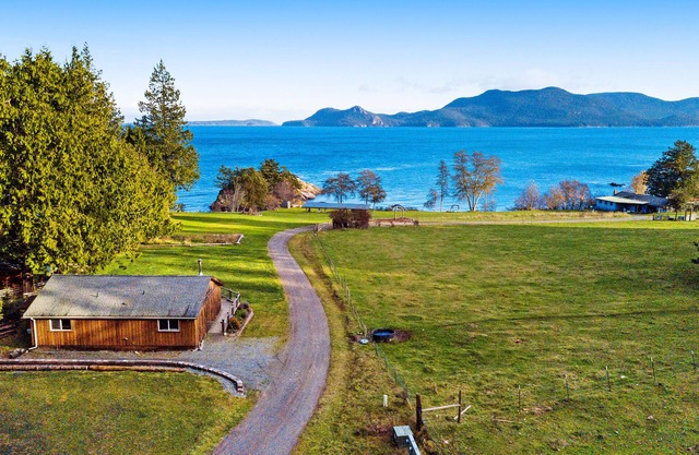 Beachfront cottage on Buoy Bay w/beach access & boat moor