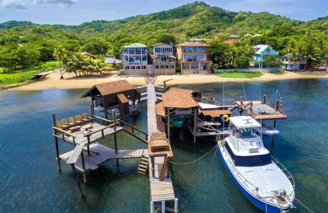 Beachfront! Diving, Snorkeling, Kayaking. Turtle Casa PENTHOUSE & GAMING Suites