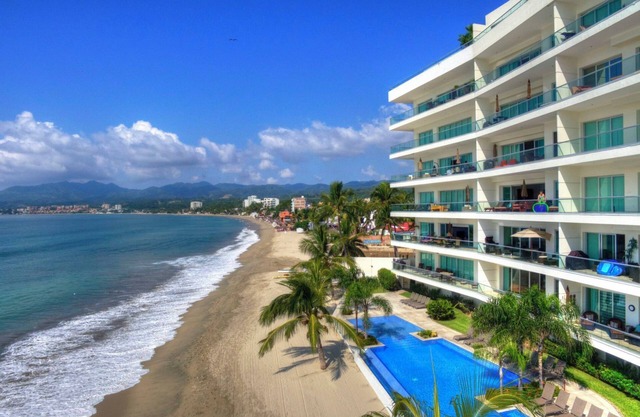 Beachfront Golden Zone Bucerías Penthouse Agua Azul,heatedpool, Wifi,2 balconies