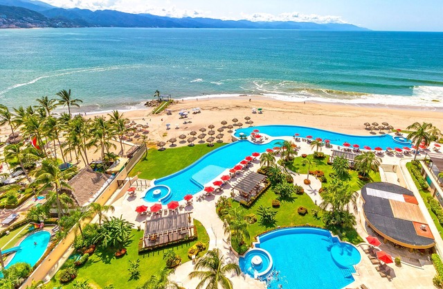 Beachfront Grand Venetian condo