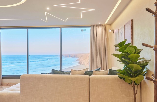 Beachfront Paradise: Charming 1BR + Ocean Views
