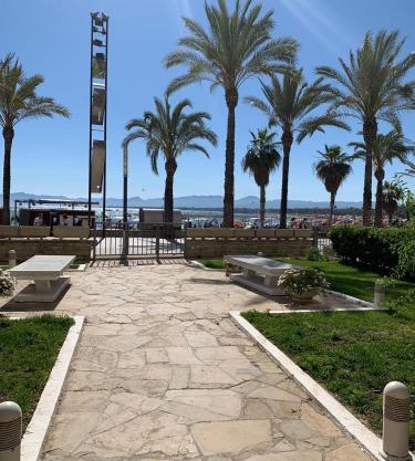 Beachfront Salou apartment with sea view