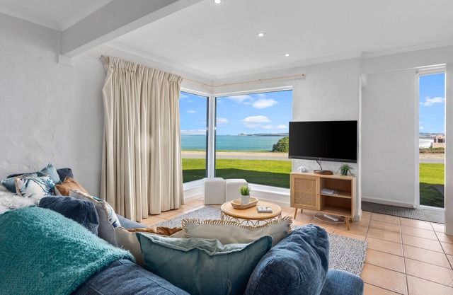 Beachfront South Seas 2 Port Elliot w/views of Knights Beach