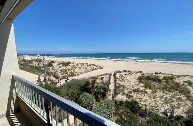 Beachfront studio, large fridge, dishwasher, washing machine, private parking