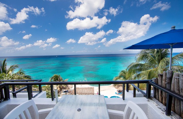 Beachfront Studio for Two-All Amenities half the price NrTown Snorkel A1 NoCoast