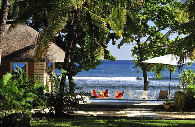 Beachfront traditional Family bungalow with 4 bedrooms and pool, with kayaks