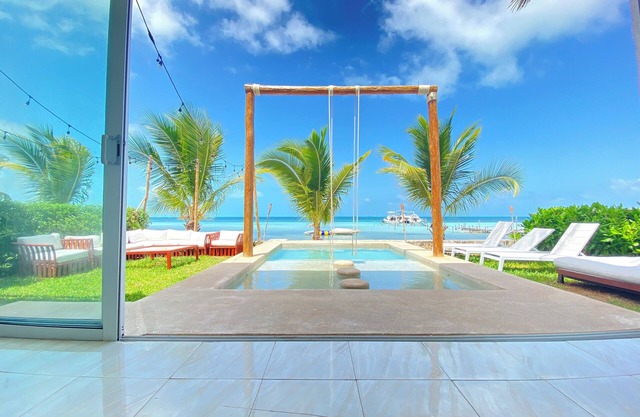 Beachfront Villa Luna: 2 Pools, tennis court, chef and 5-bedrooms w/great views