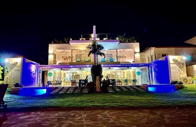 Beachfront Villa perfect for a family getaway! Pet-friendly + services.