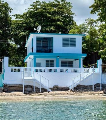 Beachfront villa with Direct Ocean Access Sleeps 12