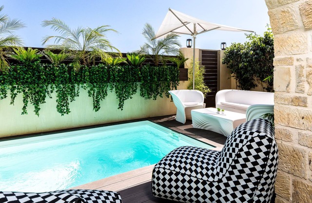 Beachfront Villa With Heated Pool, Room Service & Private Gazebos at the Beach!