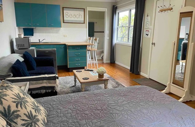 Beachside cabin + solar heated pool @ Spoon Bay