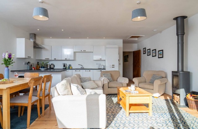Beachside House, Log Burner, Parking and Garden