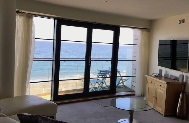 Beachside, stunning apartment with sea and harbour views