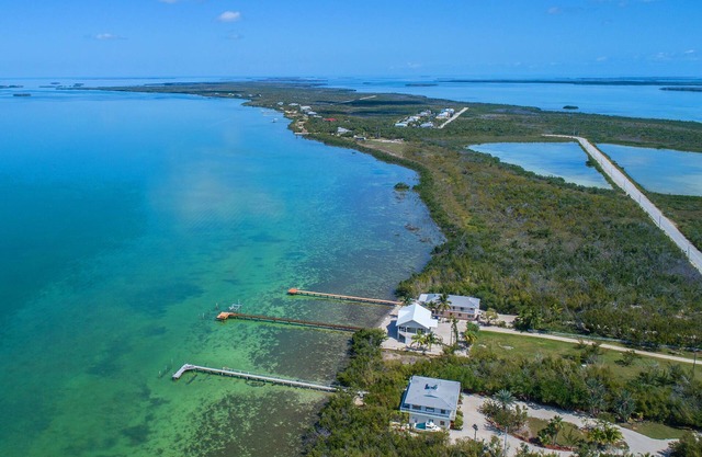 Beachside @ Torchview Waterfront Retreat