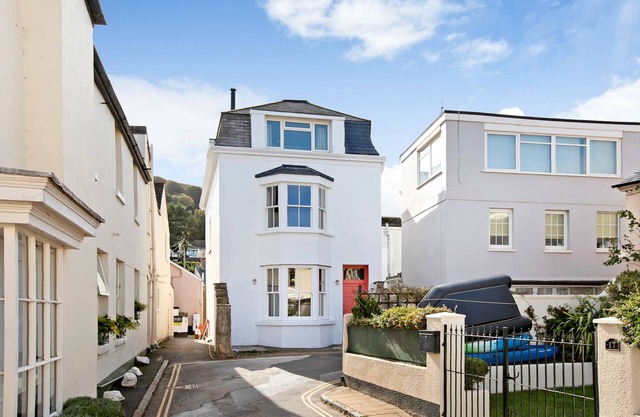 Beachside Village House withParking, sleeps 14 all en-suite, freshly renovated