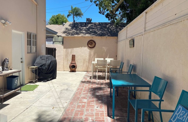 Beachstyle 2 bedroom unit with patio close to beach