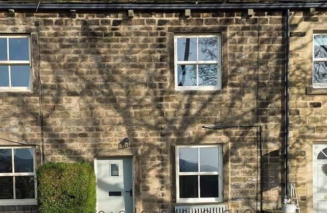 BEACON COTTAGE, pet friendly, luxury holiday cottage in Addingham