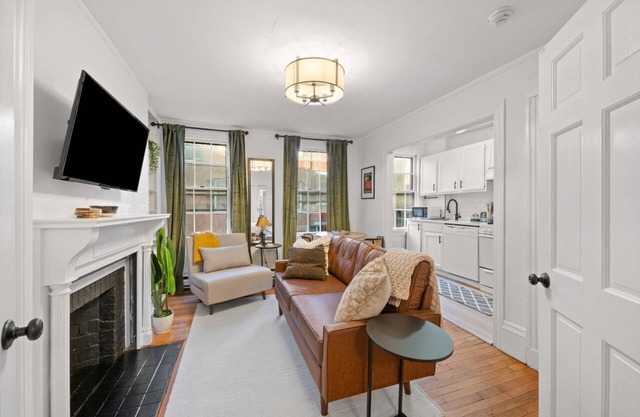 Beacon Hill Elegance: Modern Apt with Balcony, Fast WiFi, Steps to Cafes, MGH and Boston Commons!