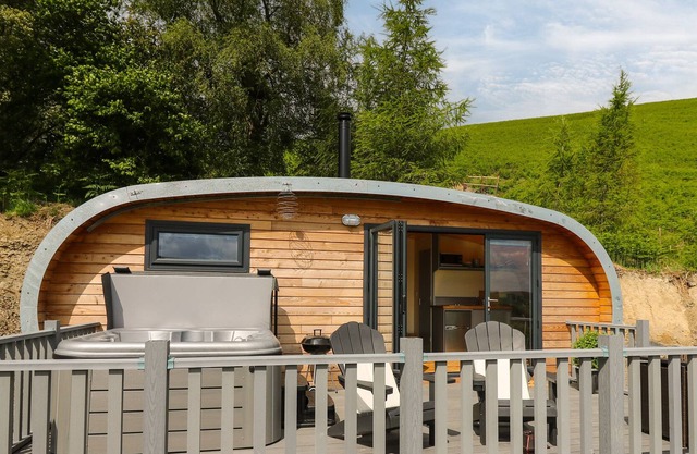 BEACON VIEW POD, pet friendly, with hot tub in Felindre