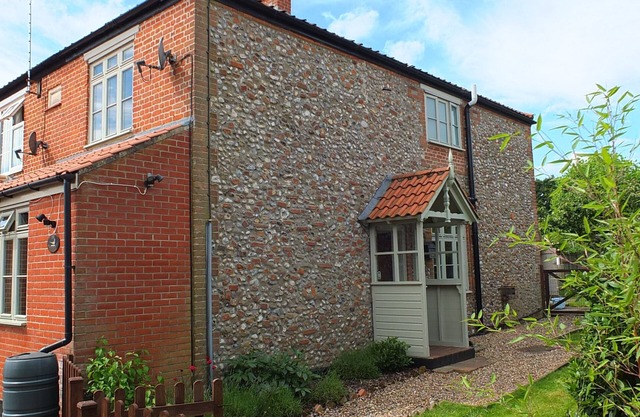 BEACONSFIELD COTTAGE, pet friendly, with open fire in Briston