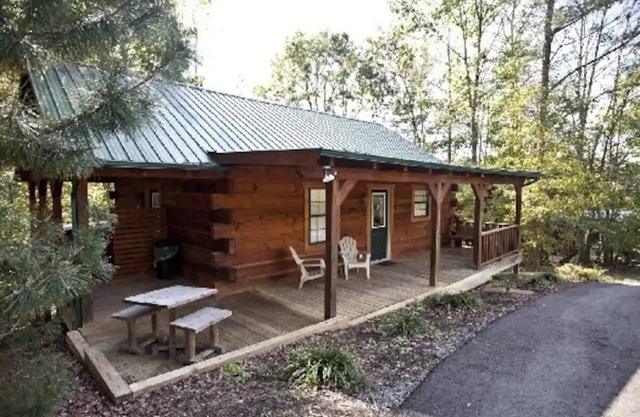 Bear cabin. This modern log cabin with HOT TUB is a large studio with a spectacular king size bed!