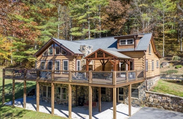 Bear Creek Cabin! Hot Tub+Fire Pit, Fireplace, Mtn Lodge, Private, WiFi, Grill!
