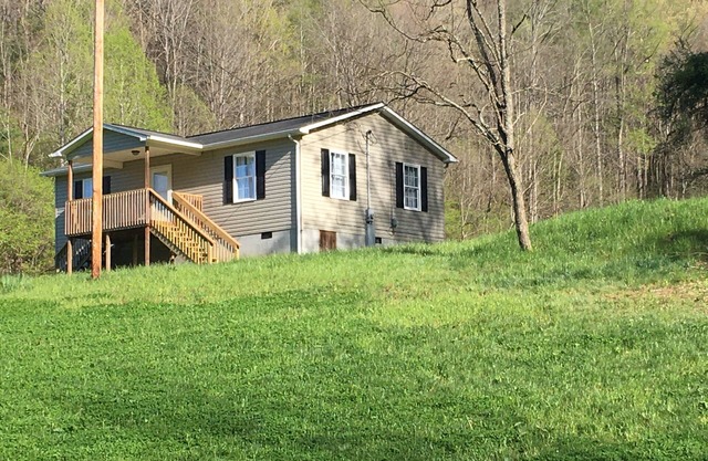 Bear Creek Mountain Retreat Cottage on 107 Acres
