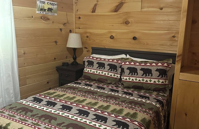 Bear Cub ,Cozy cabin with WiFi and AC in peaceful Stevenson