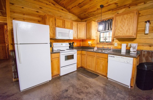 Bear Den|18Acres|Private Creek|Swim|Hiking|ATV Trails|Mtn Cabin