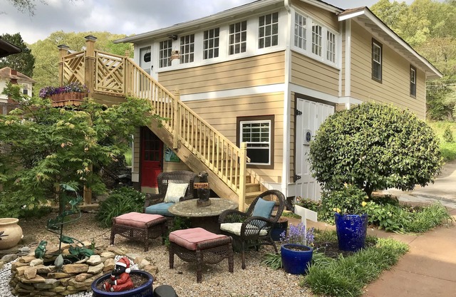 Bear House 1890, Lilly's Loft, Delightful, Upgraded amenities, Walk to Cafes