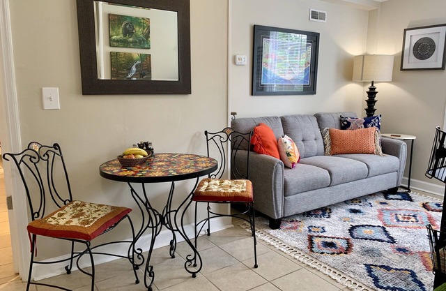 Bear House 1890, Sherfey Suite, Perfect Getaway, Walk to Cafes, Outdoor Activity