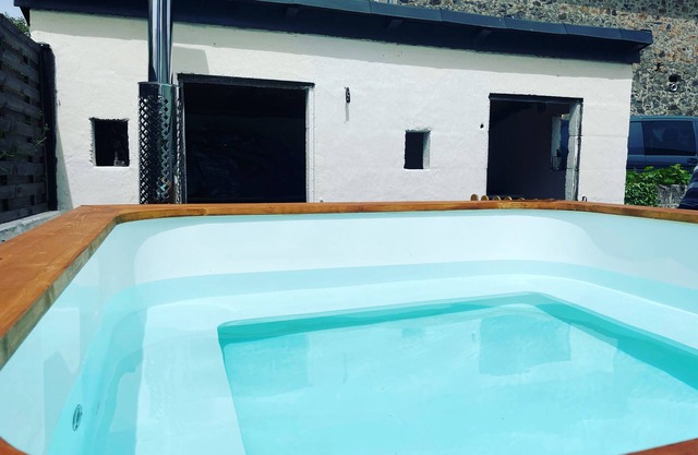 Beautiful Cottage with private plunge pool/Hot Tub - 40 mins from Puy du Fou