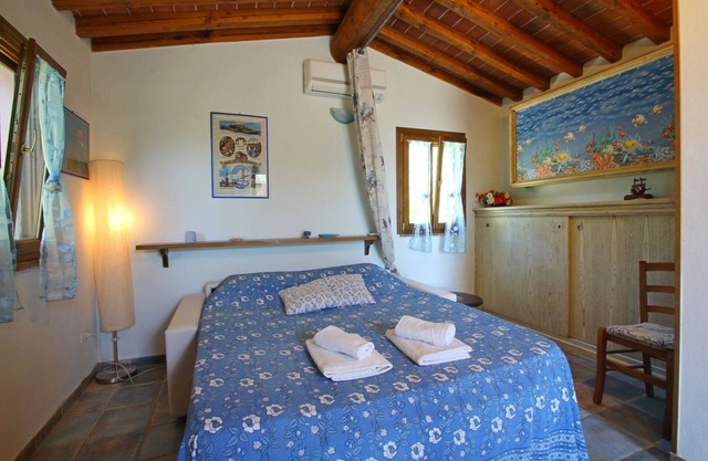 Beautiful private villa with hot tub, A/C, TV, veranda, pets allowed, panoramic view and parking