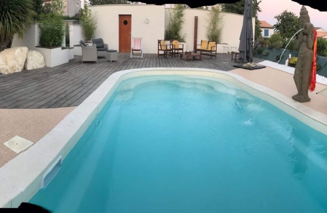 Beautiful room with heated pool and shared SPA.Shared bathroom.