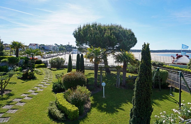 Beautiful 2-room apartment for 4 people, ground floor, private terrace, sea and beach view