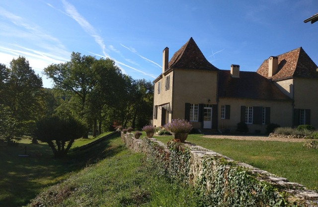 Beautiful Mansion surrounded with privacy and all convenience you wish for