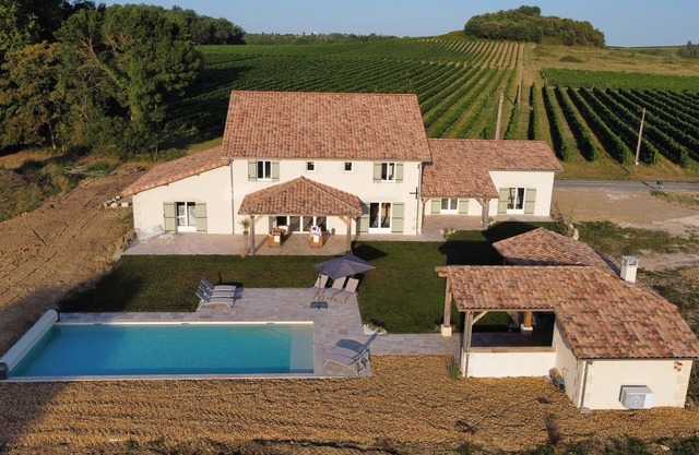 Beautiful Barn on Vineyard, with private heated pool