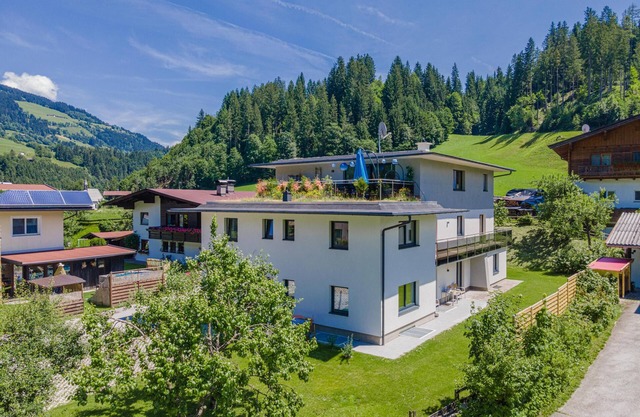 Beautiful group accommodation, 50m to the ski bus