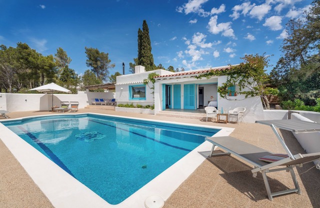 Beautiful villa for 6 with large pool in the hills of san jose.Very well located