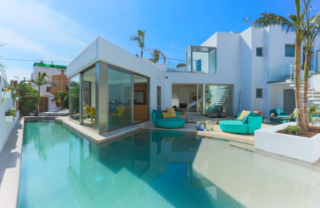 BEAUTIFUL VILLA IN THE HEART OF Playa den Bossa ETV-2047-E