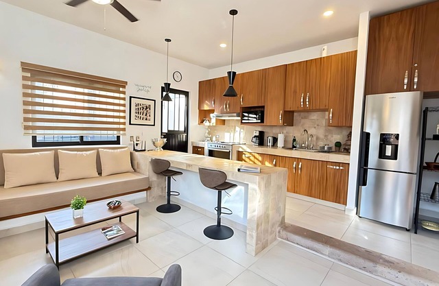 Beautifully Renovated 1 Bed Guest House - Walk to everything - Roof Top Patio