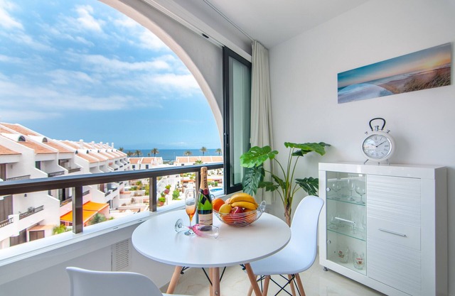 BEAUTIFUL AND BRIGHT STUDIO WITH OCEAN VIEW