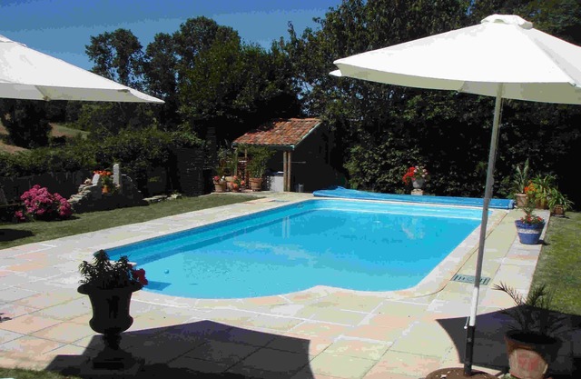 Beautiful,private heated pool,sleeps 5 Puy du Fou. Peaceful countryside setting.