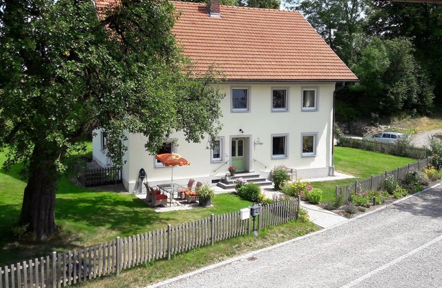 Beautiful 100 m² vacation apartment in a renovated farmhouse in the countryside