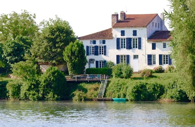 Beautiful 18th century property on the banks of the river Lot