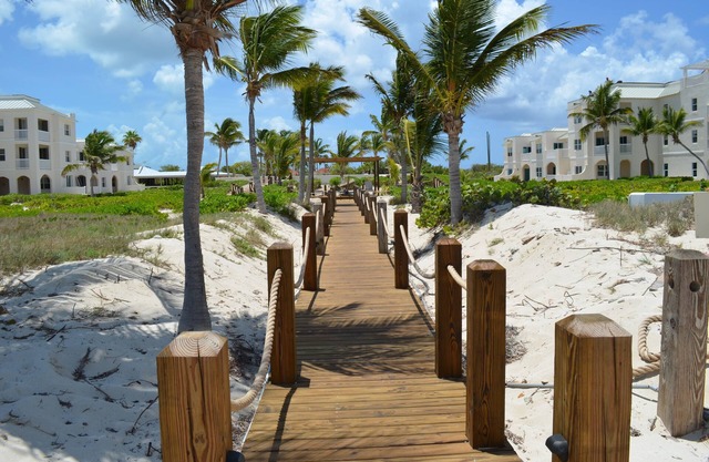 Beautiful 2-Bedroom, 2-Bathroom Condo: Oceanscape B1-101