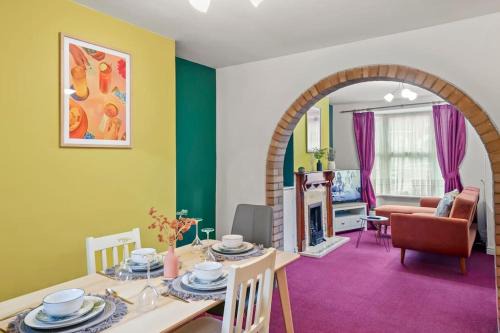 Beautiful 2 bedroom house Free Parking, Aylesbury, Adrenham st
